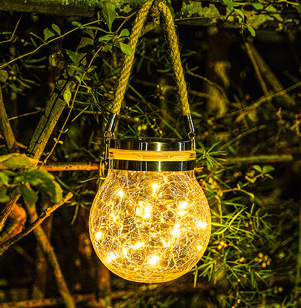 Використовуйте лампи на сонячних батареях, щоб створити теплу та затишну атмосферу на балконі.