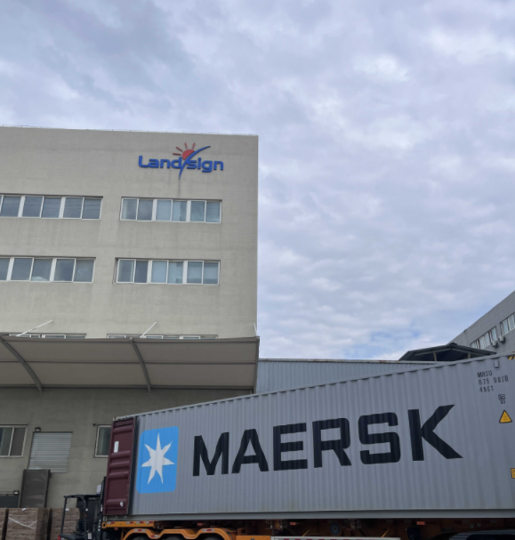 Рано-вранці в Landsign розпочинається завантаження та відвантаження контейнерів