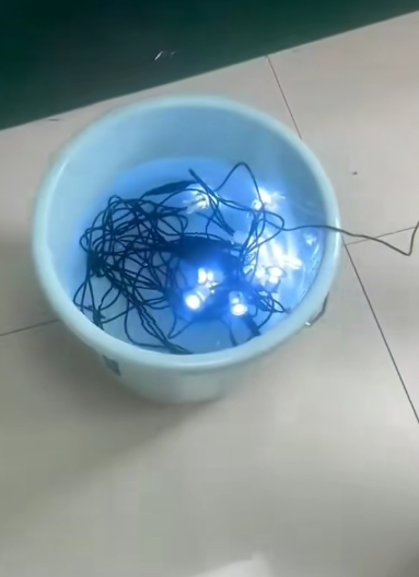 Лампочки для палуби проходять випробування на водонепроникність, занурені у воду